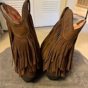 Pre Owned, Ariat GOLD RUSH TASSELED BOOTS.